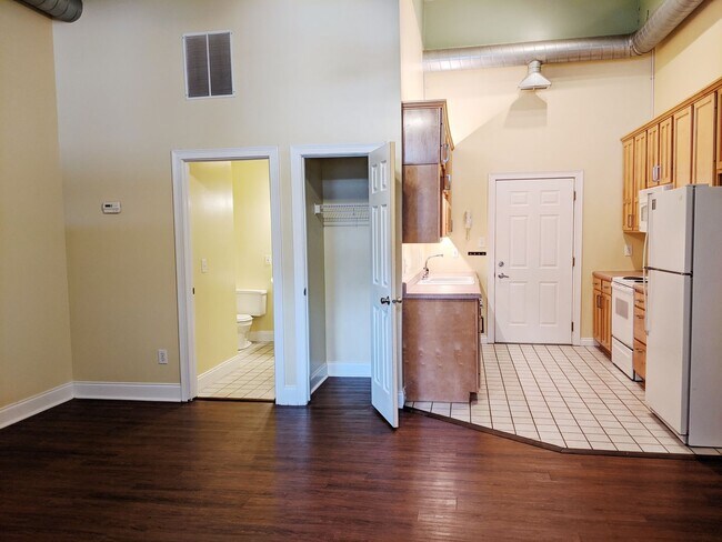 Building Photo - Redmen - Residential