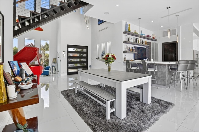 Building Photo - 334 Isle of Capri Dr