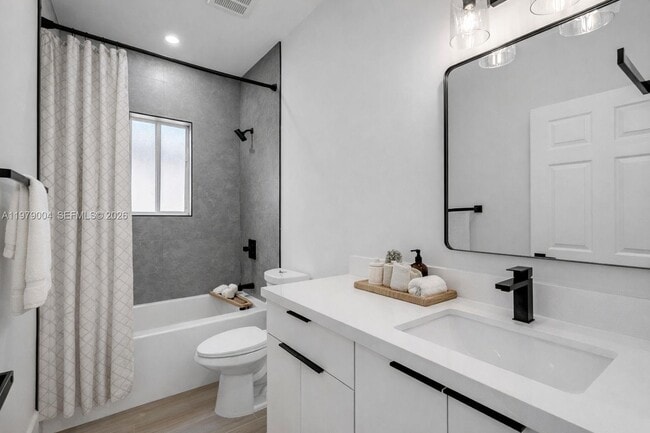 Building Photo - 354 NE 35th Ave