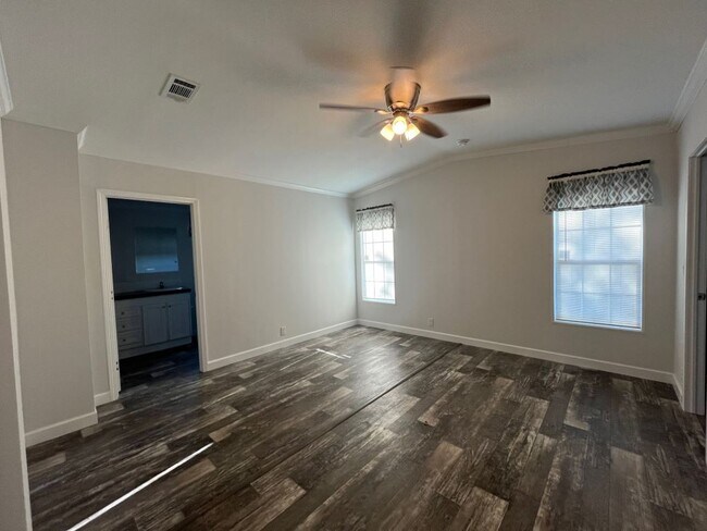 Building Photo - 10 Eland Dr