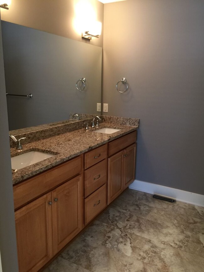 Building Photo - Beautiful 3 bedroom 2 1/2 bath home