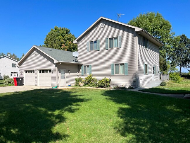 Primary Photo - Fall Winter Rental Lakeshore Home on Lake ...