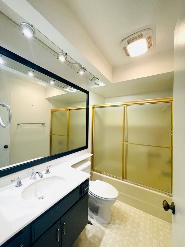 Building Photo - Tri-Level Seaview Condo with Amazing Ocean Views!