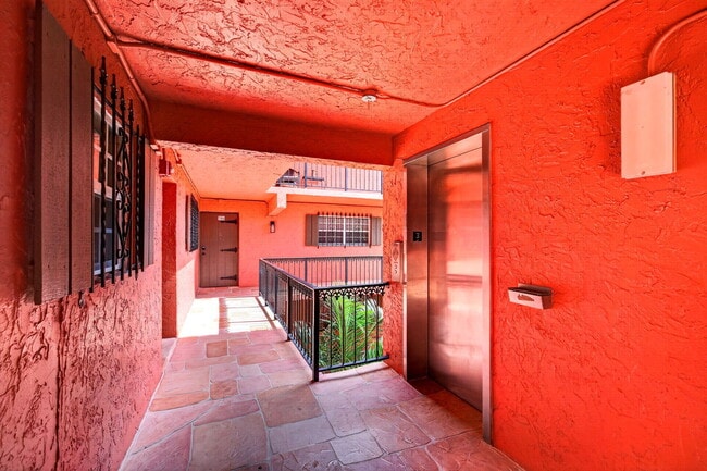 Building Photo - 660 Tennis Club Dr