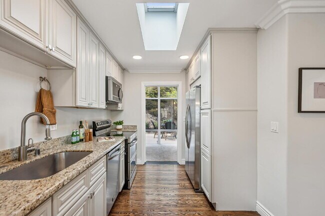 Building Photo - Beautiful 3 Bedroom 2 Bathroom Single Fami...