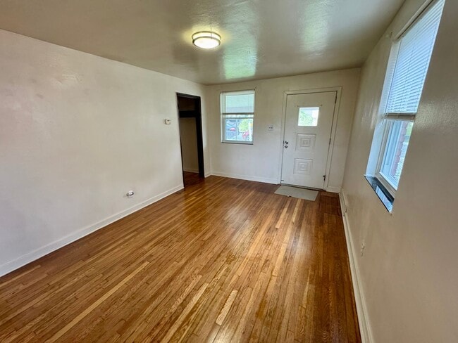 Building Photo - Charming 4 Bed 1.5 Bath house with BRAND NEW KITCHEN!!!