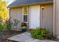 Building Photo - Townhouse style condo in Beaverton!
