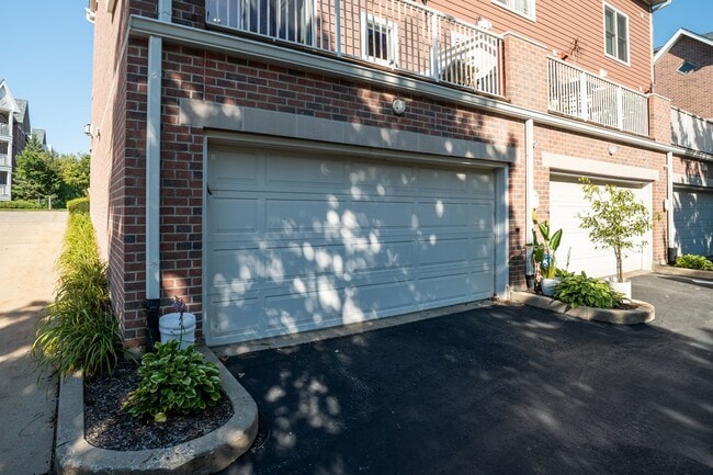 Building Photo - Live steps from Lake Michigan in this spac...