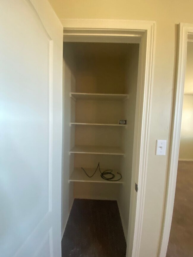 Building Photo - Beautiful 3 Bedroom 2.5 Bathroom House Ava...