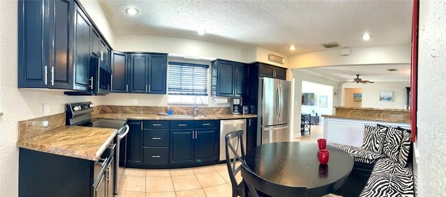 Building Photo - 2725 SE 2nd Ct