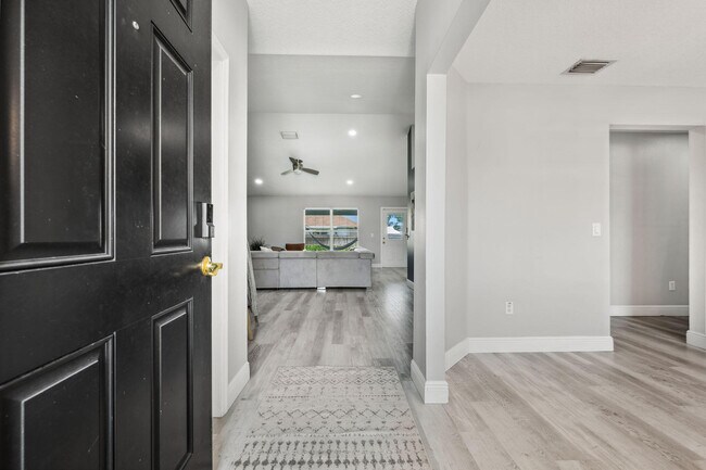 Building Photo - 249 SW Aubudon Ave