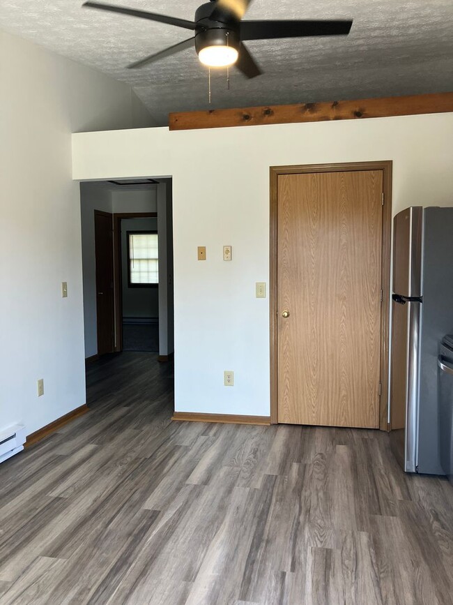 Building Photo - Ranch Style - Remodeled 2 Bedroom, 1 Bath ...