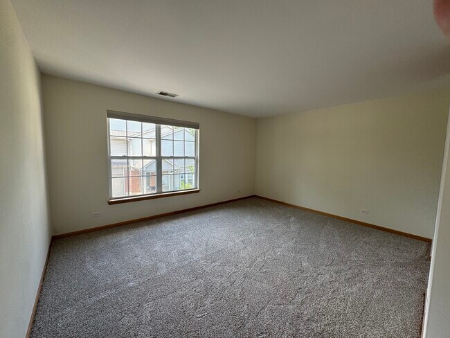 Building Photo - 2268 Vanderbilt Dr