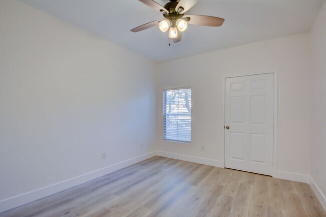Building Photo - Horizon Hills Condominiums