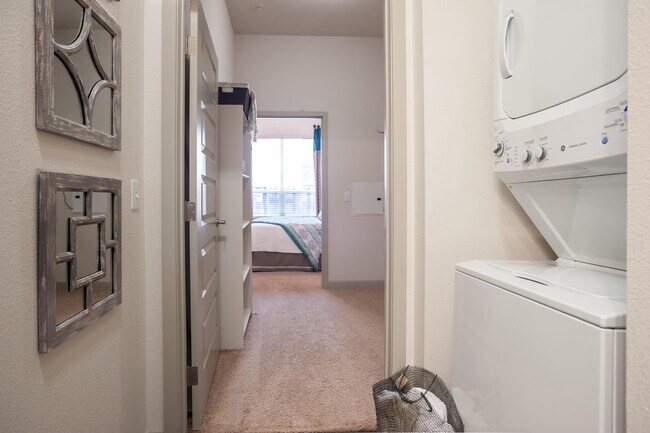 Building Photo - 900 S Broadway