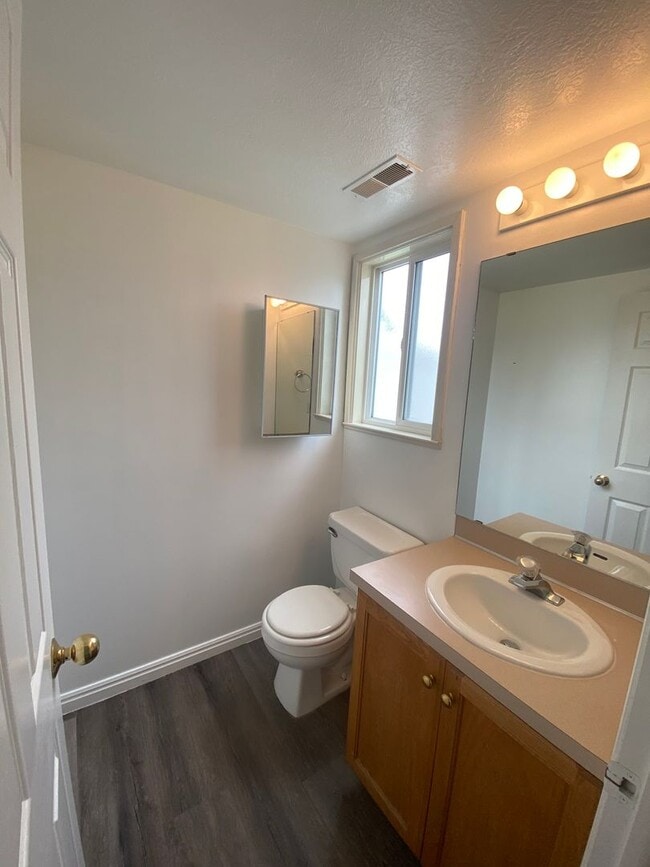 Building Photo - 1556 Talon Dr