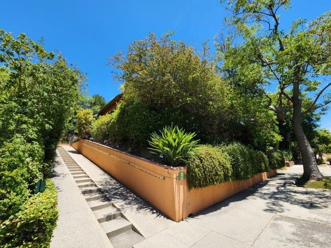 Primary Photo - 1375 Hill Dr