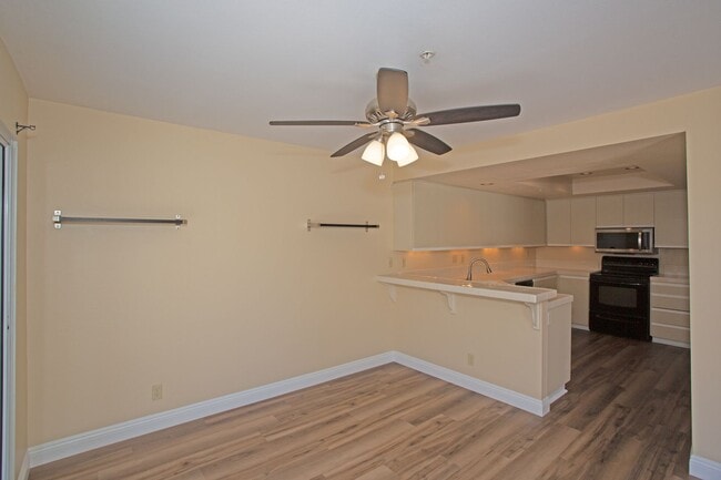 Building Photo - Gorgeous Townhome in Laguna Del Mar Community!