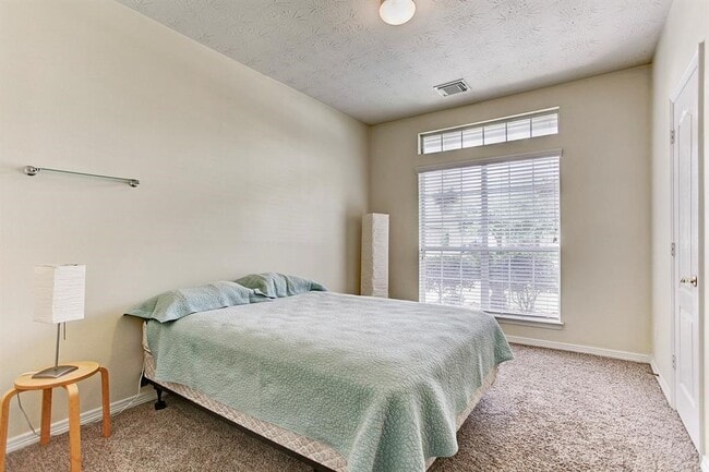 Building Photo - 9211 Hidden Lake E Dr