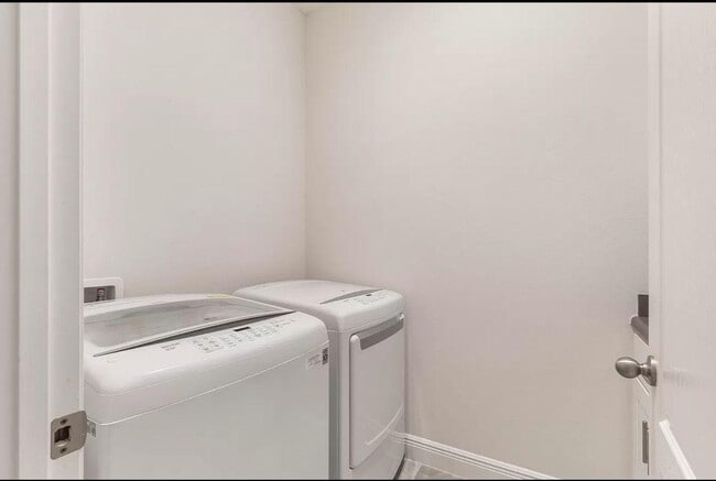 Building Photo - 4026 SW McCandless St