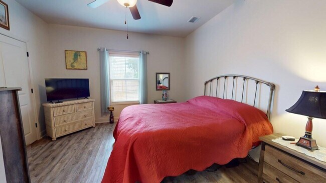 Building Photo - 105 Saunders Cir