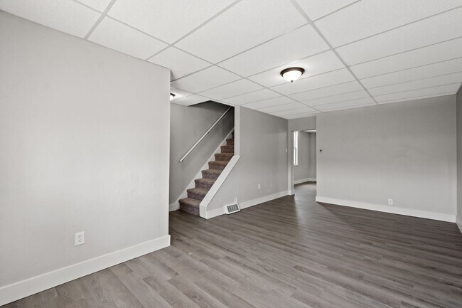 Building Photo - SCORE 50% OFF 1ST MONTH'S RENT IF SIGNED BY DEC 19! Fresh 2 bedroom home in Myer Park available now!