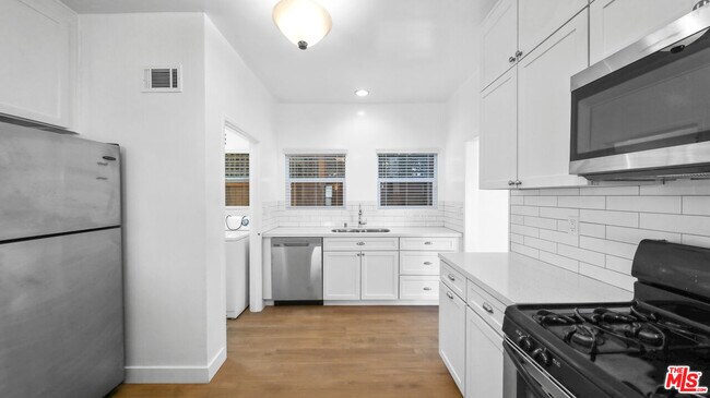 Building Photo - 850 Serrano Pl