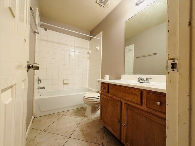 Building Photo - 19730 Cozy Cabbin Dr