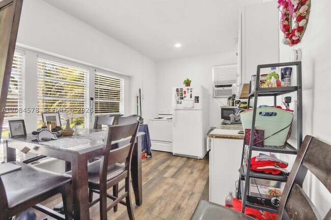Building Photo - 1548 SW 23rd St