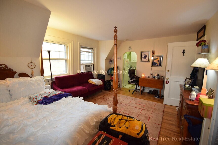 Building Photo - 1748 Beacon St