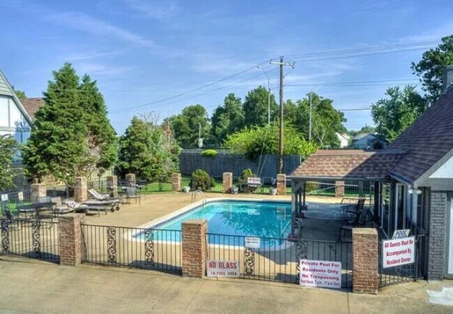 Building Photo - Welcome to your new charming 2 bed, 1.5 bath first floor condo!