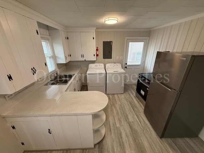 Building Photo - 1923 Dacian St