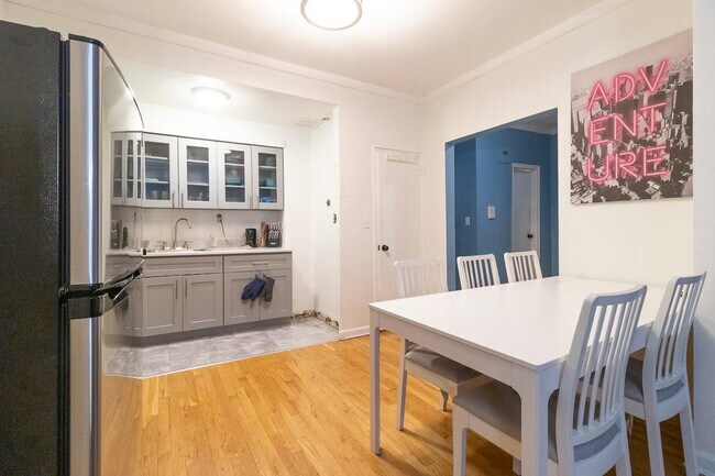 Building Photo - 340 E 80th St