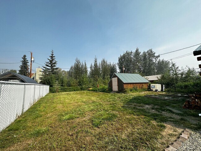 Building Photo - 3 Bed/2 Bath/2 Car Garage/Dogs Allowed