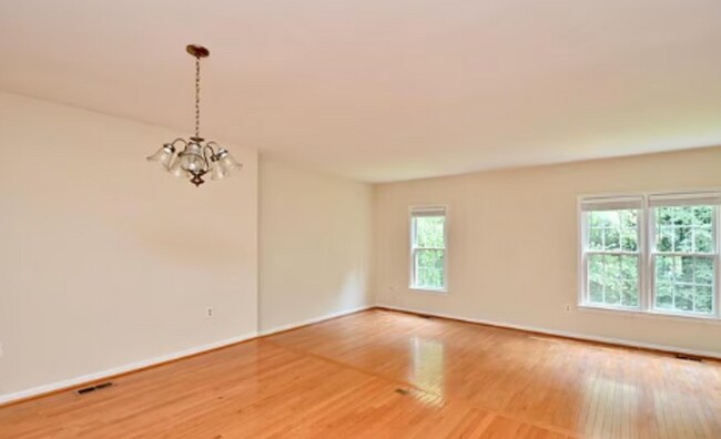 Building Photo - Charming 3-Level Townhome Backing to Woods in Prime Alexandria Location