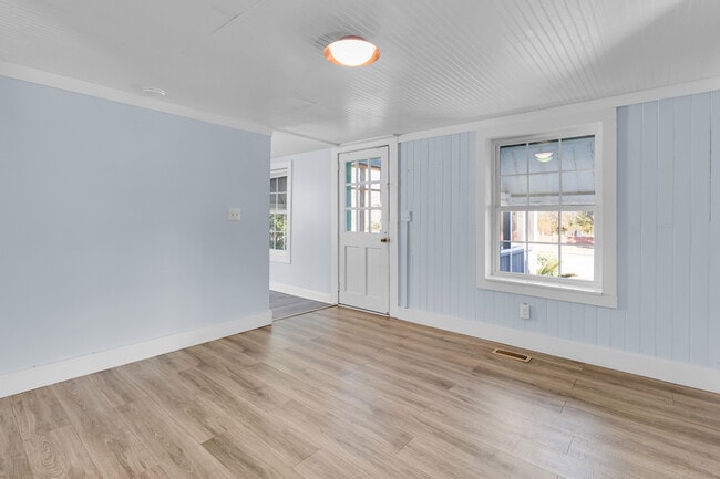 Building Photo - 2107 Bay St