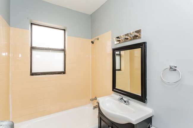 Building Photo - 6959 S Paxton Ave