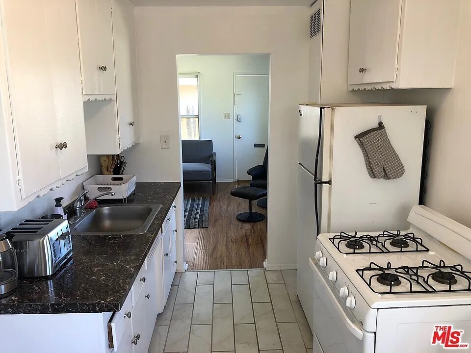 Building Photo - 4019 1/2 McLaughlin Ave