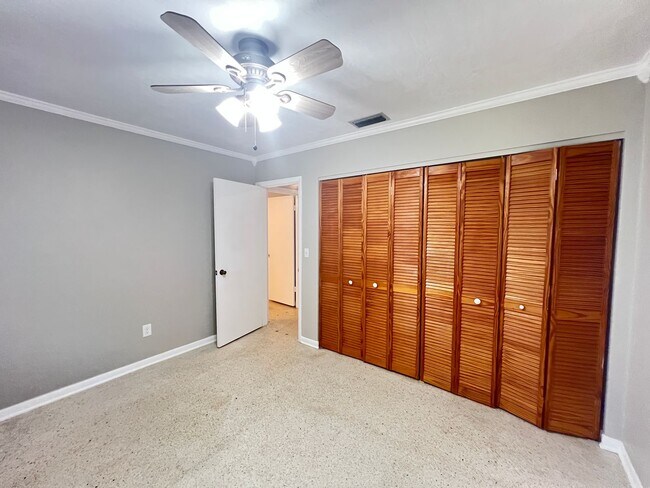 Building Photo - Charming Deltona Lakes Home!