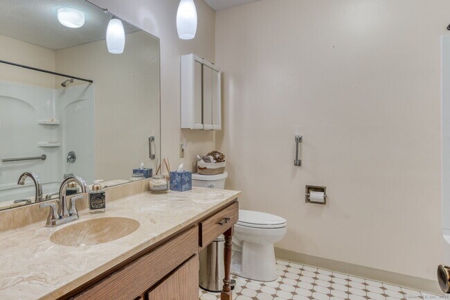 Building Photo - 10 Deepwood Dr