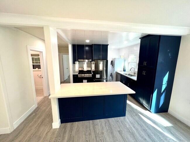 Open kitchen + island - 855 W 43rd Pl