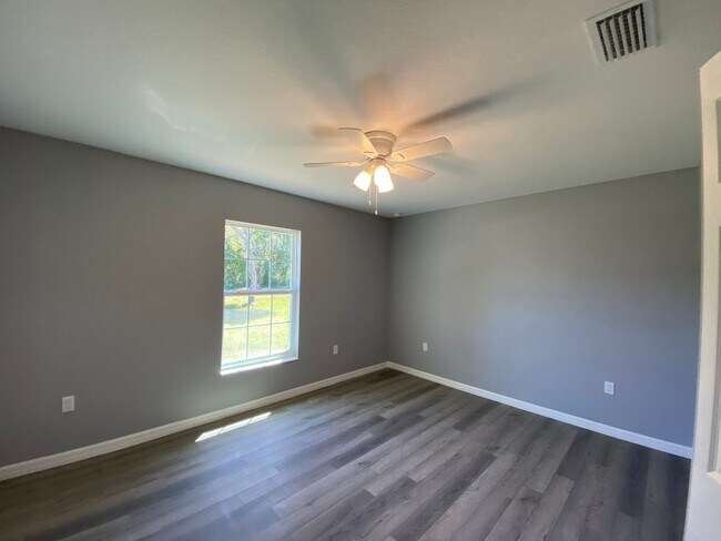 Building Photo - Desirable SW Ocala Neighborhood 3/2/2 *WON...