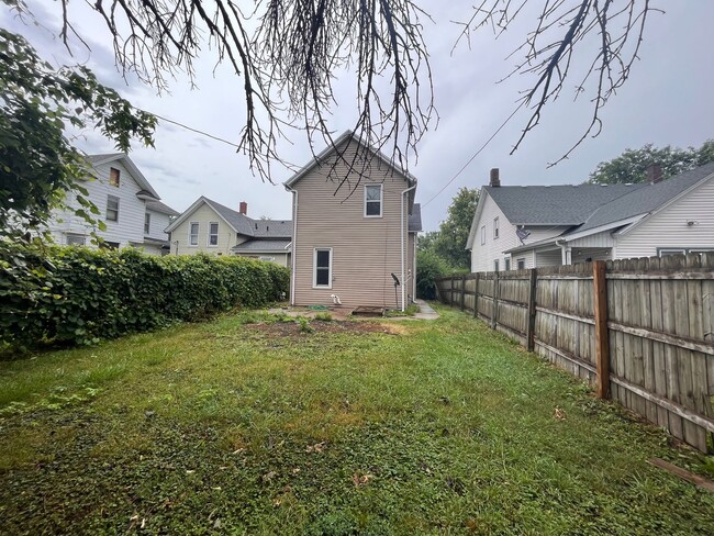 Building Photo - 3 bed 1.5 bath house in West Davenport!