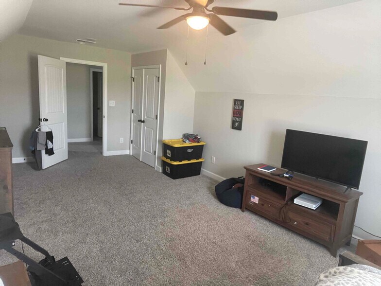 Building Photo - 5220 Thruway Rd