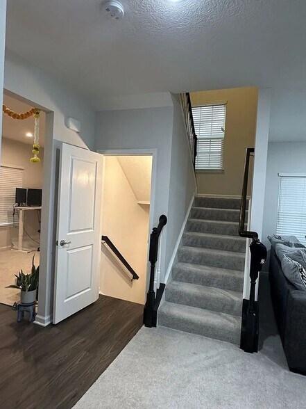 Building Photo - 452 Steeplechase St