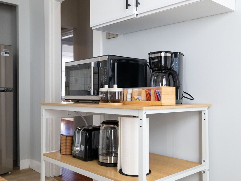 Building Photo - 168 School St