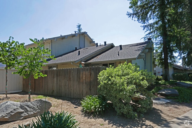Building Photo - Brookdale Manor