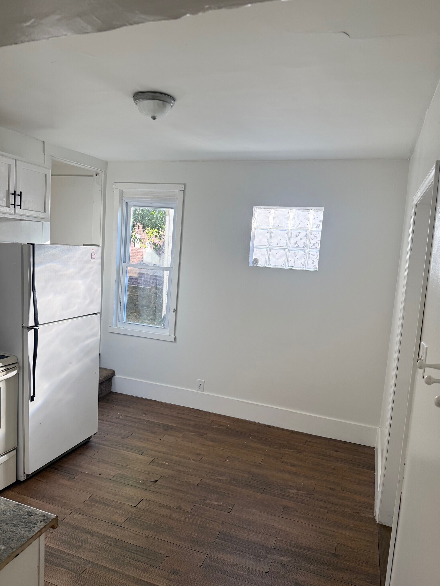 kitchen - 1305 Airbrake Ave