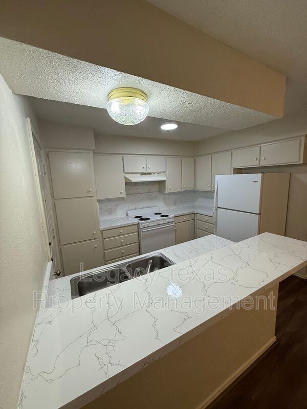 Building Photo - 1118 N Nolan River Rd