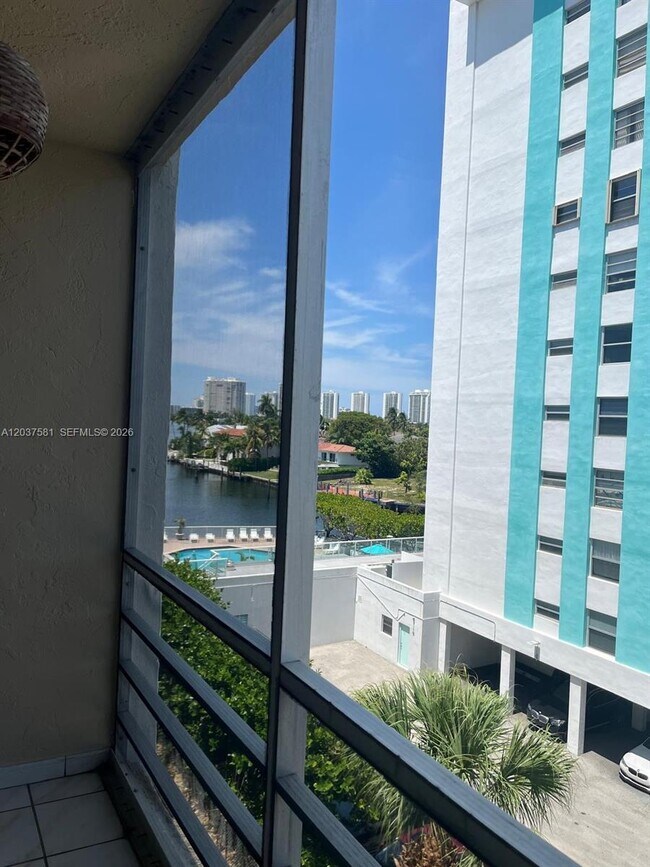 Building Photo - 2821 N Miami Beach Blvd